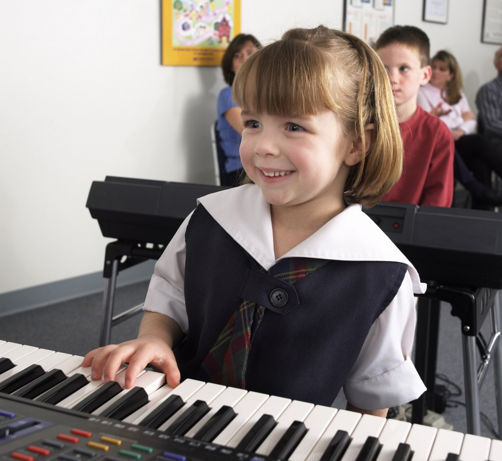 Школа музыки 21. Музыкальная школа дети фортепиано гитара. Подростки в школе музыка. Girl at Music School.
